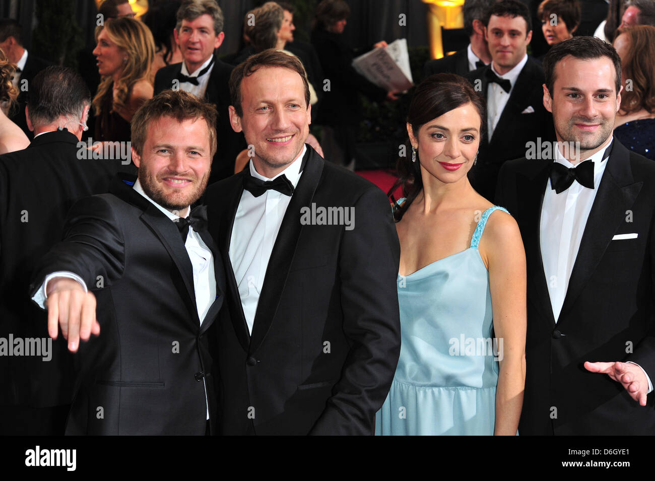 Directeur allemand Max Zaehle (L) et son équipe du film y compris producteur Stefan Gieren (R), les acteurs Julia Richter et Wotan Wilke Moehring (2ndL) arrivent à la 84e congrès annuel de l'Academy Awards aka Oscars chez Kodak Theatre de Los Angeles, USA, le 26 février 2012. Photo : Hubert Boesl Banque D'Images