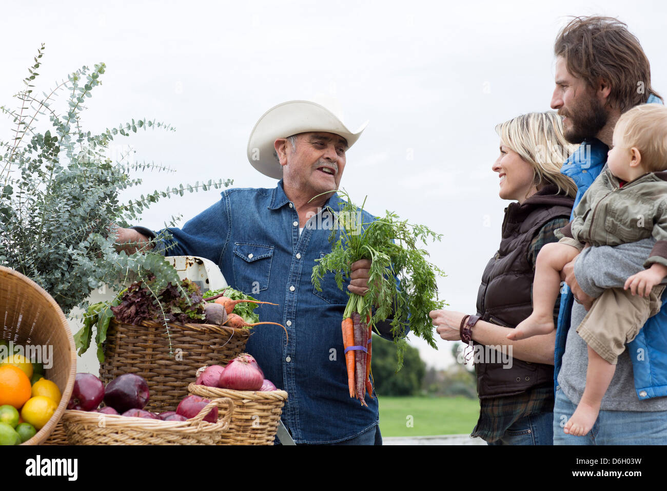 Family shopping at farmer's market Banque D'Images