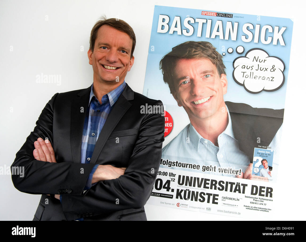 Journaliste allemand et allemand critiques Bastian Sick pose devant une affiche à Berlin, Allemagne, 27 février 2012. L'auteur en ce moment en Allemagne sous la devise 'nur aus und Jux Tolleranz'. Photo : Britta Pedersen Banque D'Images