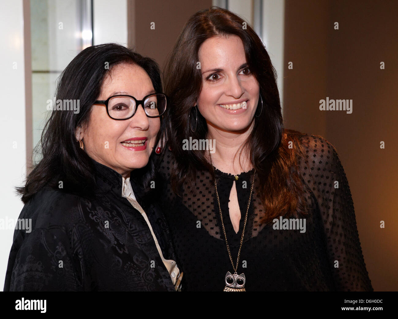 Qui Est La Sœur De Nana Mouskouri La chanteuse grecque Nana Mouskouri (L) et sa fille Helen 'Lenou