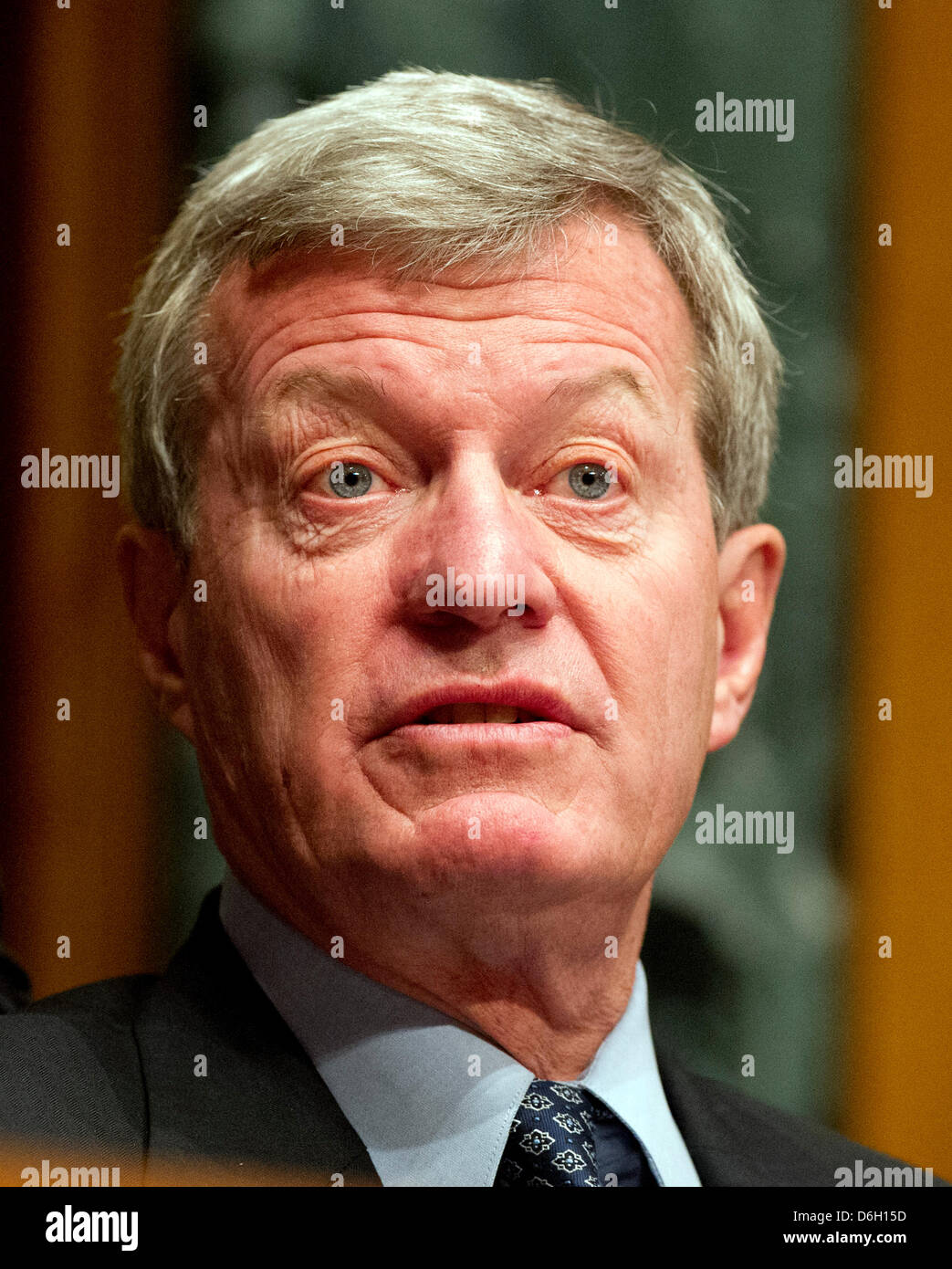 États-unis le sénateur Max Baucus (démocrate du Montana), président, Comité des finances du Sénat américain est à l'écoute du témoignage du secrétaire américain de la Santé et des Services sociaux (HHS) Kathleen Sebelius lors d'une audition sur le budget de l'exercice 2013 de l'agence proposition sur la colline du Capitole à Washington, D.C. le mercredi, 15 février 2012..Credit : Ron Sachs / CNP Banque D'Images