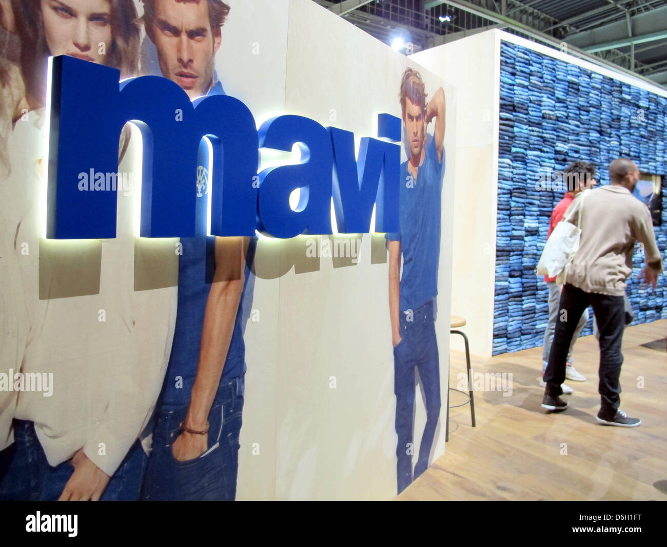 Un stand de la marque de jeans turc Mavi est photographié à la fashion fair  &Pain Beurre dans Berlin, Allemagne, le 19 janvier 2012. Photo : Kathrin  Deckart Photo Stock - Alamy