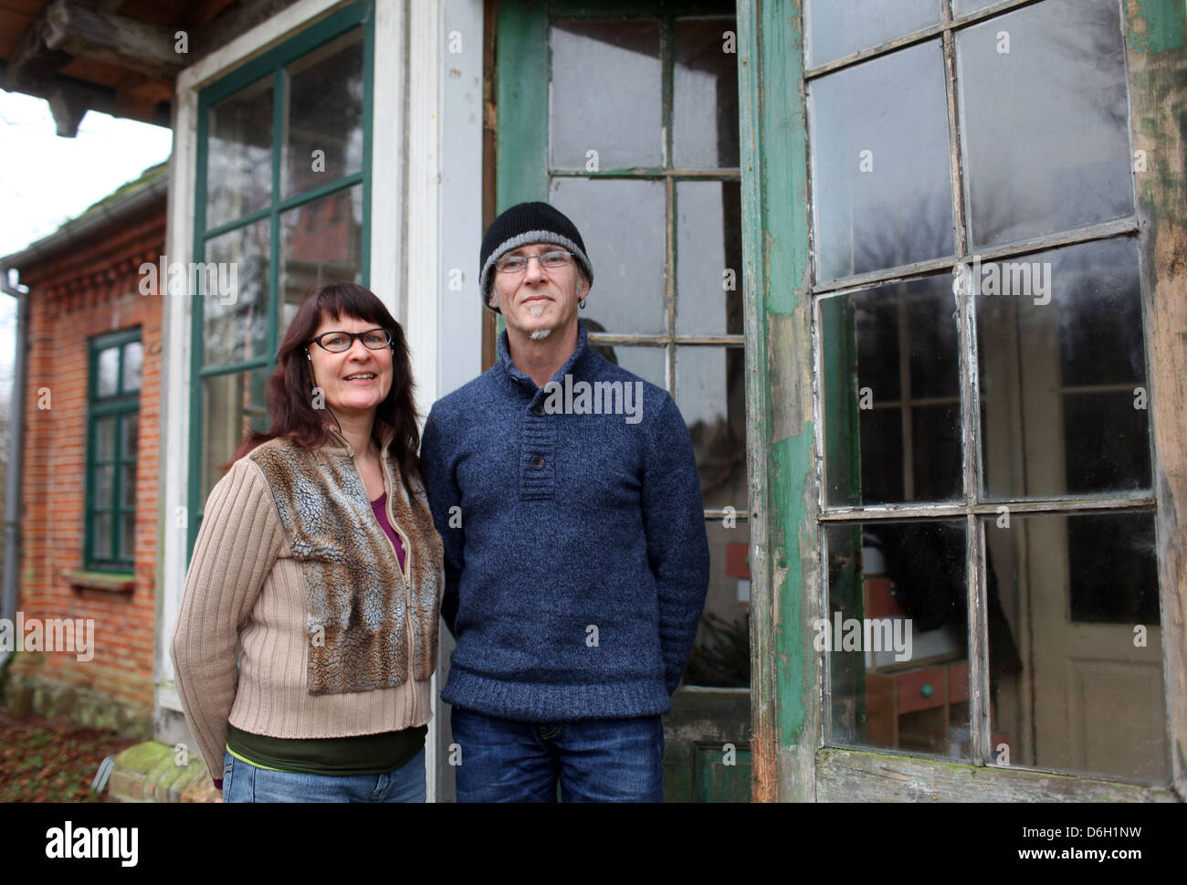 Fichier - Un fichier photo datée du 21 février 2012 montre l'artiste Birgit et Horst Lohmeyer couple devant leur maison à Jamel près de Wismar, Allemagne. L'auteur du crime et le musicien reçoivent le Prix du Citoyen de journaux allemands pour leur engagement contre la xénophobie et la violence de droite. Le prix doté de 20 000 euros sera décerné le 29 février 2012. Photo : JENS BUE Banque D'Images