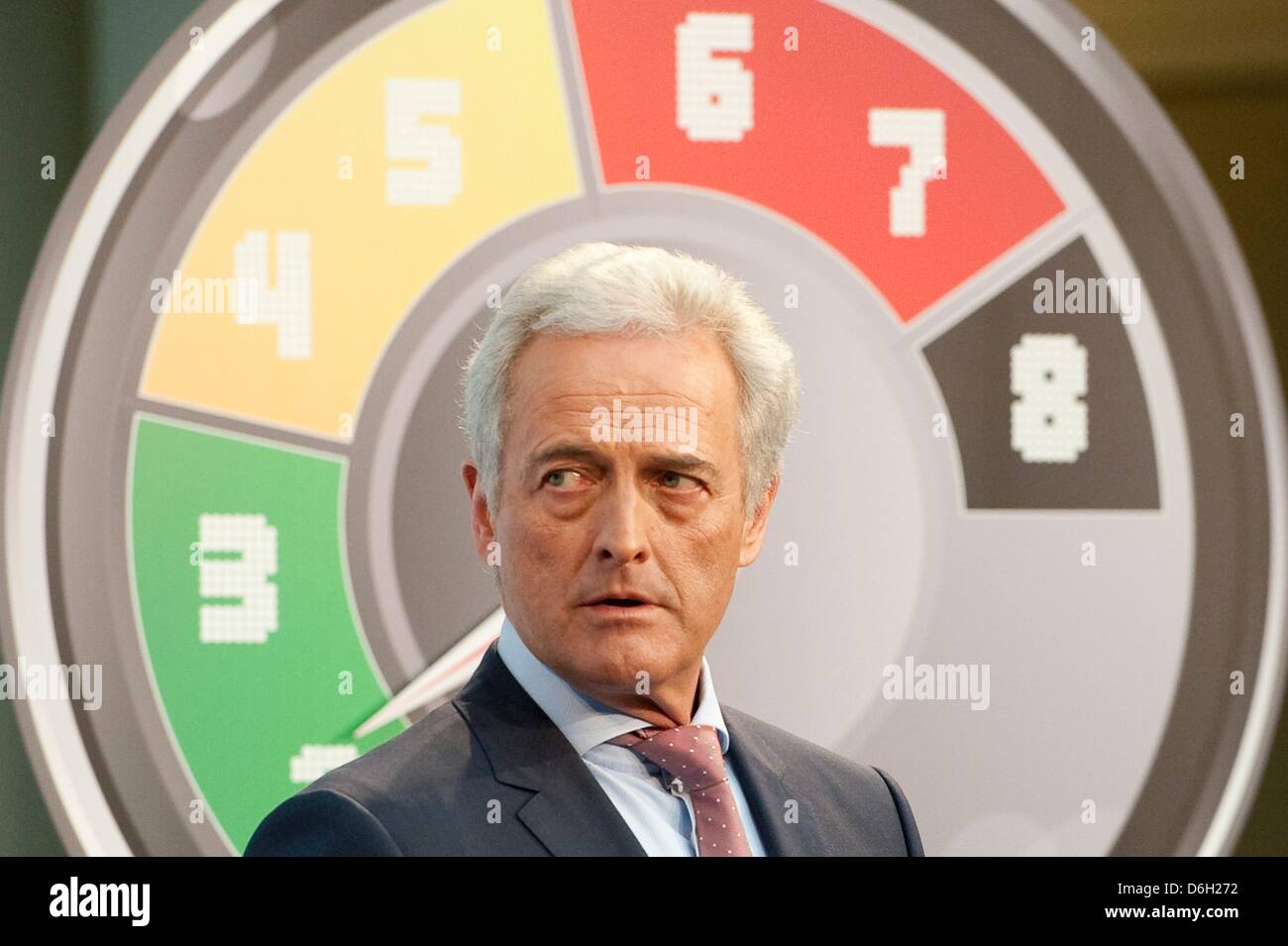 Le ministre allemand des Transports, de la construction et le développement urbain, Peter Ramsauer parle à côté d'un compte-tours point au cours d'une conférence de presse à la Ministère des transports à Berlin, Allemagne, 28 février 2012. La société a présenté un cadre pour une nouvelle réglementation du système de points et le registre central de la circulation. Photo : SEBASTIAN KAHNERT Banque D'Images