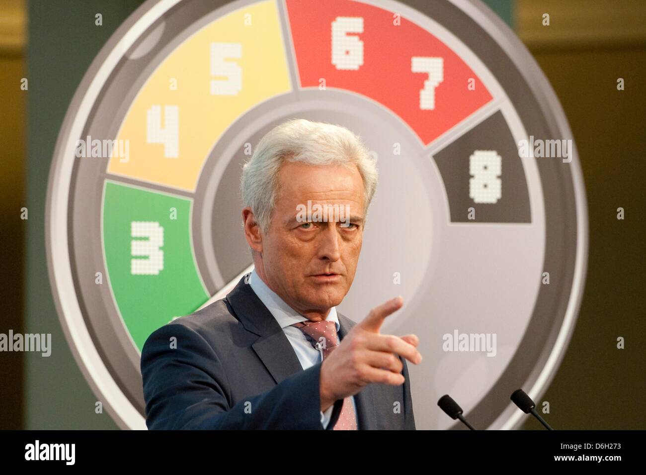 Le ministre allemand des Transports, de la construction et le développement urbain, Peter Ramsauer parle à côté d'un compte-tours point au cours d'une conférence de presse à la Ministère des transports à Berlin, Allemagne, 28 février 2012. La société a présenté un cadre pour une nouvelle réglementation du système de points et le registre central de la circulation. Photo : SEBASTIAN KAHNERT Banque D'Images