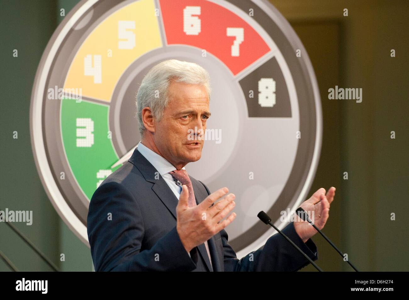Le ministre allemand des Transports, de la construction et le développement urbain, Peter Ramsauer parle à côté d'un compte-tours point au cours d'une conférence de presse à la Ministère des transports à Berlin, Allemagne, 28 février 2012. La société a présenté un cadre pour une nouvelle réglementation du système de points et le registre central de la circulation. Photo : SEBASTIAN KAHNERT Banque D'Images