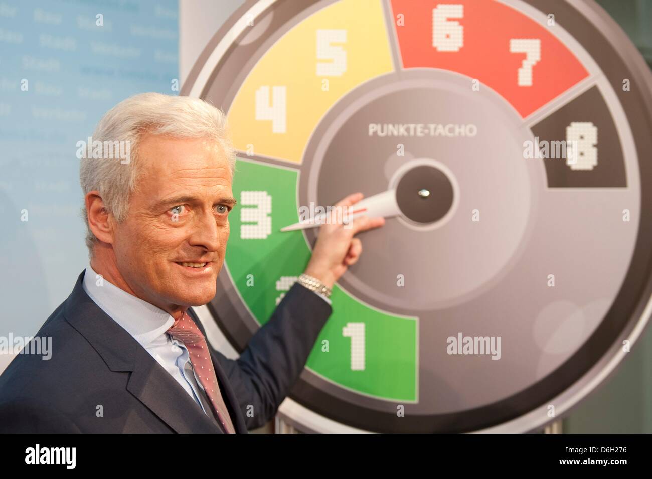 Le ministre allemand des Transports, de la construction et le développement urbain, Peter Ramsauer parle à côté d'un compte-tours point au cours d'une conférence de presse à la Ministère des transports à Berlin, Allemagne, 28 février 2012. La société a présenté un cadre pour une nouvelle réglementation du système de points et le registre central de la circulation. Photo : SEBASTIAN KAHNERT Banque D'Images