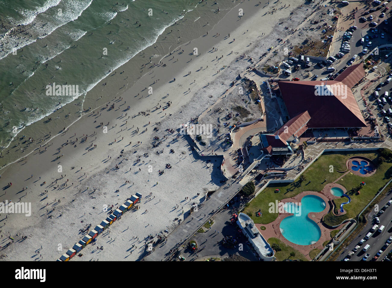 Les gens nager à Muizenberg Beach, Cape Town, Afrique du Sud - vue aérienne Banque D'Images