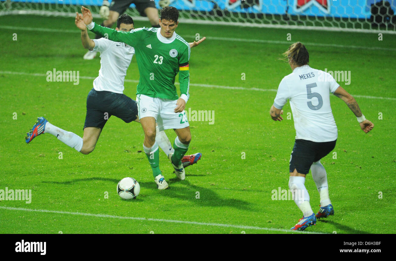 L'Allemagne Mario Gomez et Adil Rami de France lutte pour la balle à côté de Philippe Mexes de France au cours de l'international football match amical Allemagne contre la France au stade Weser à Brême, Allemagne, 29 février 2012. L'Allemagne a perdu 1-2 contre la France. Photo : Julian Stratenschulte dpa/lni Banque D'Images