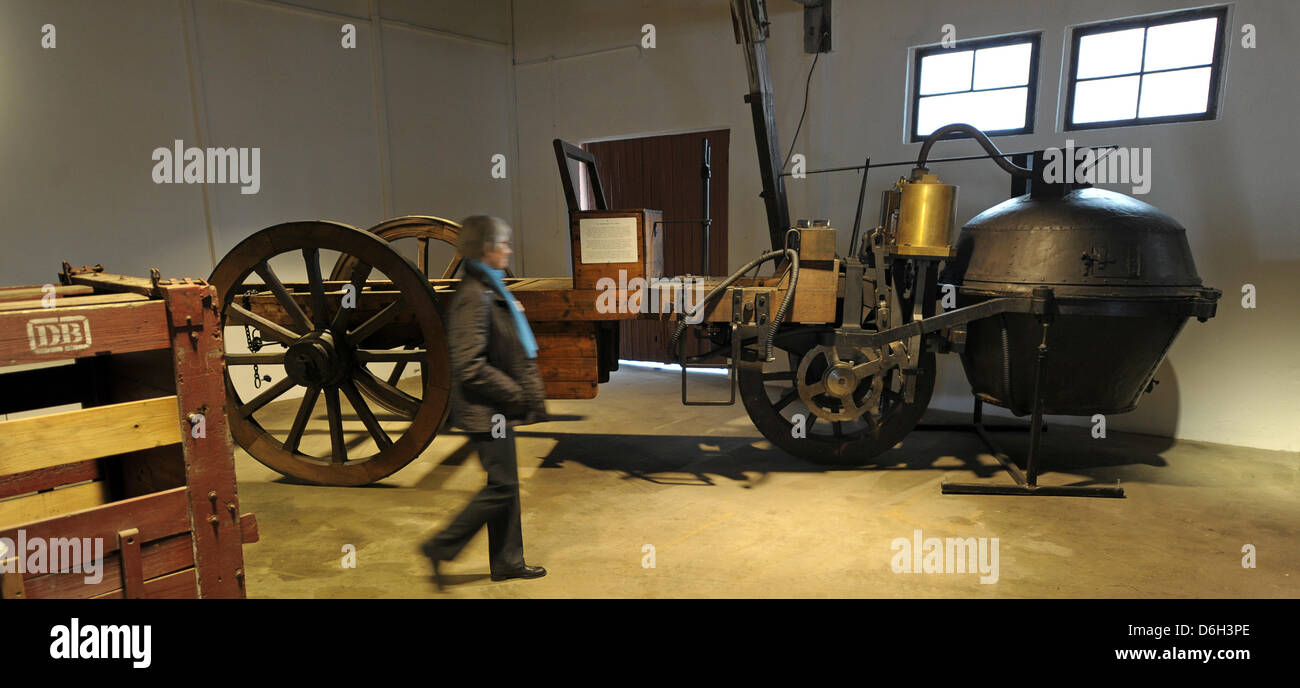 Une réplique de la machine à vapeur de l'officier de l'artillerie française Nicolas Cugnot de 1769 est exposée dans la nouvelle taille de zone de stockage du DB Museum à Nuremberg, Allemagne, 29 février 2012. Un moteur diesel de 2500 chevaux de puissance, les systèmes d'enclenchement historique et une réplique du premier véhicule automoteur dans le monde sont parmi les 40 expositions qui sont maintenant accessibles pour le public en t Banque D'Images