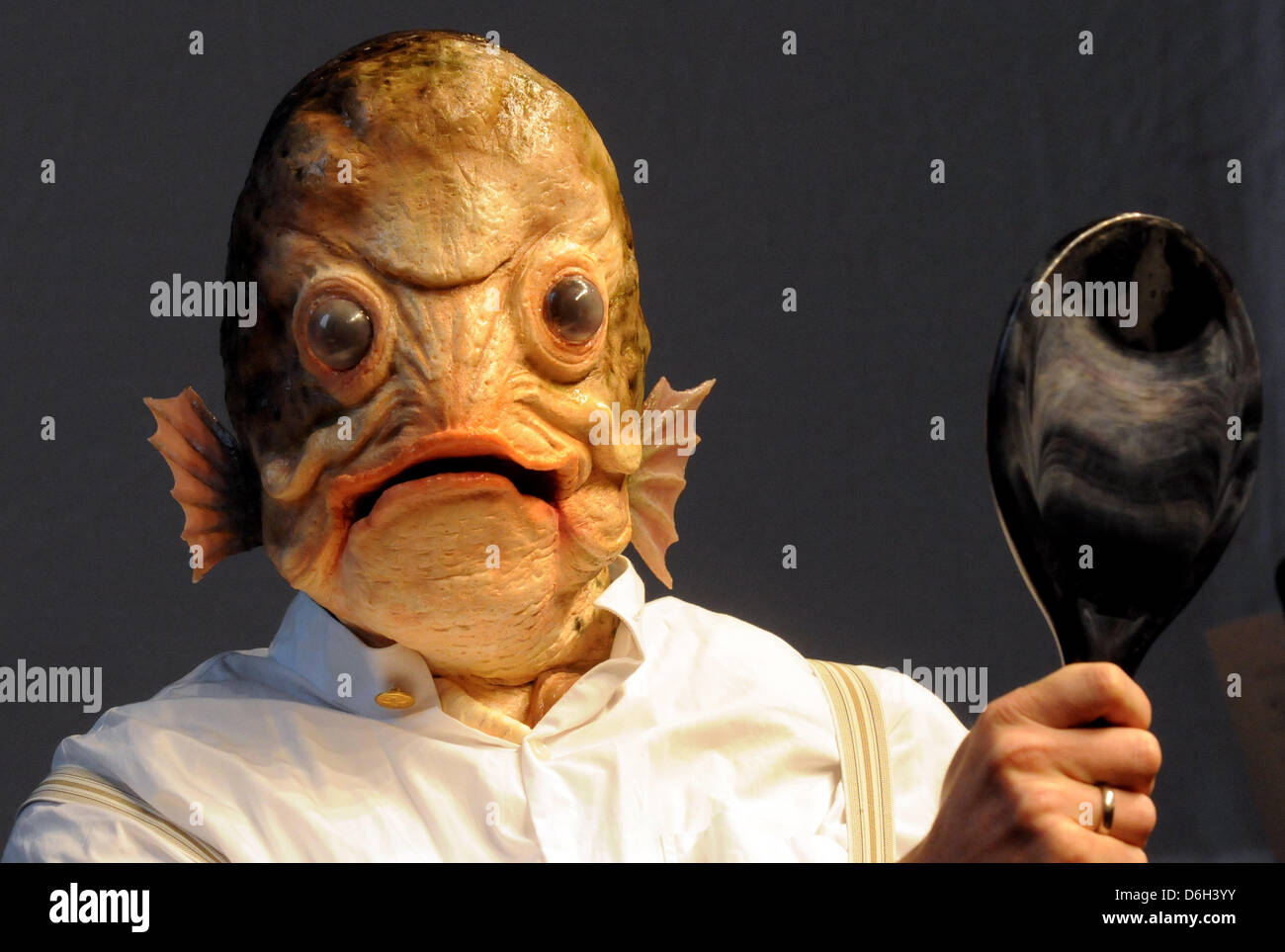 Ténor zum Karpfen vom : Maskenbildner verwandelten am Donnerstag  (01.03.2012) à Düsseldorf bei einer Pressekonferenz zur Fachmesse "make-up  artist design show 2012' den Kopf des ténors Florian Simson von der  Deutschen Oper