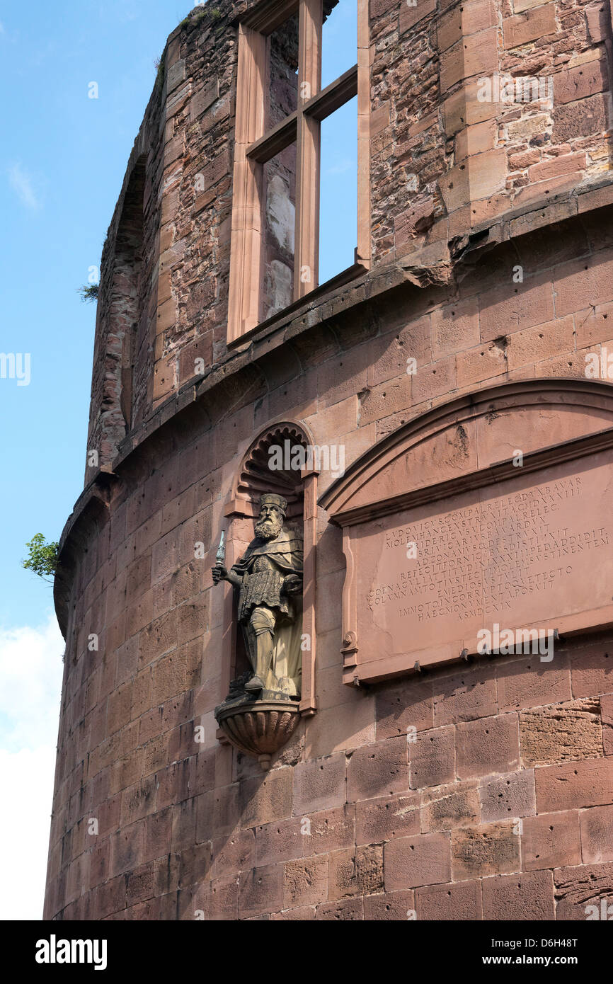 Heidelberg, Allemagne, Heidelberg Castle - Tour avec l'épaisseur de la pierre la figure de l'électeur Louis V. Banque D'Images