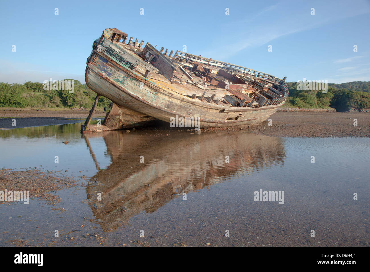 Bateau naufragé Dulas Anglesey Pays de Galles UK Beach Banque D'Images