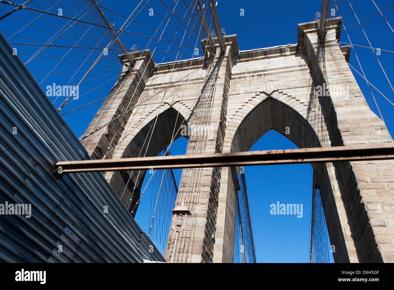 Low angle view of Brooklyn Bridge Banque D'Images