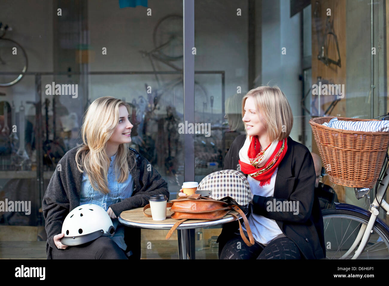 Les femmes ayant café ensemble en plein air Banque D'Images