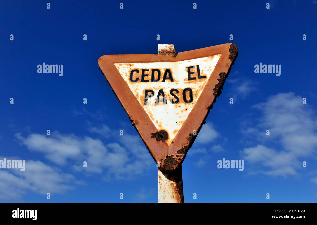 Un vieux Ceda El Paso road sign avec un ciel bleu à Lanzarote, îles Canaries, Espagne. Banque D'Images