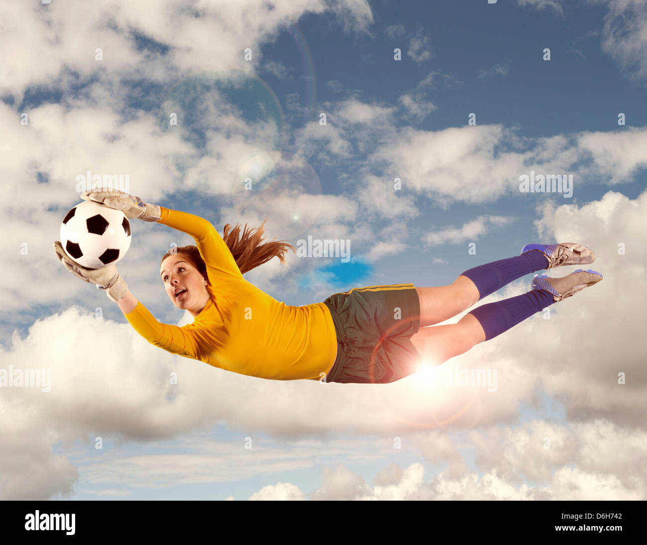 Joueur de foot ball rattrapage dans l'air Banque D'Images