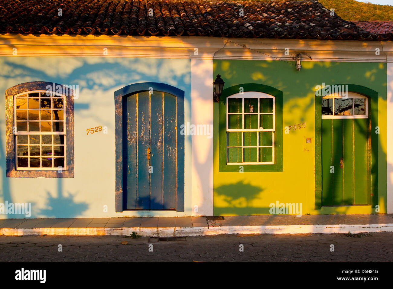 Maisons coloniales dans centre historique de Ribeirao da Ilha. Banque D'Images