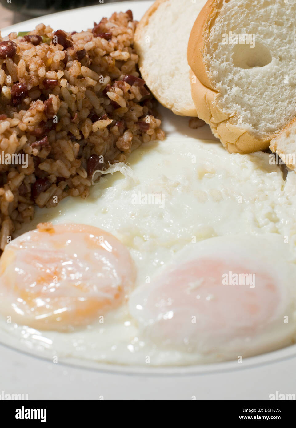 Petit-déjeuner de style nicaraguayen d'œufs au plat avec riz et haricots gallo pinto comme photographié à Big Corn Island Nicaragua Banque D'Images