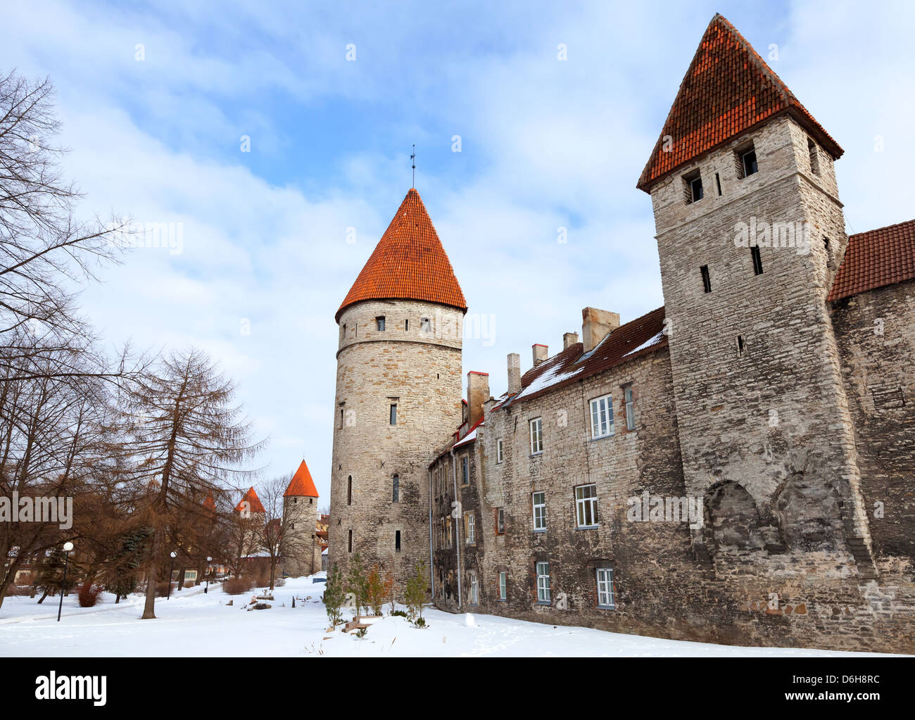Ancienne forteresse des murs avec des tours. Tallinn, Estonie Banque D'Images