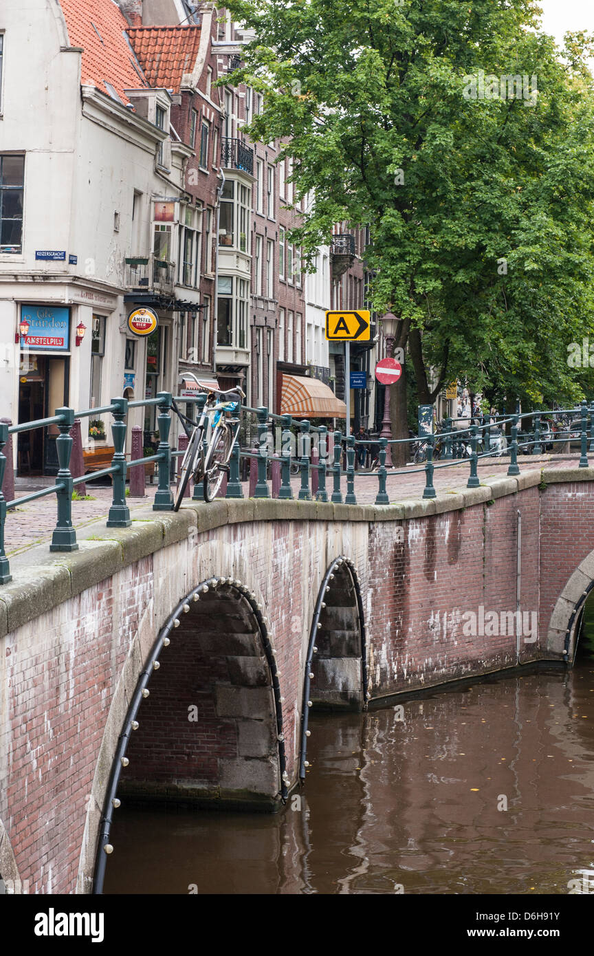 Lone location sur pont sur un canal à Amsterdam Banque D'Images