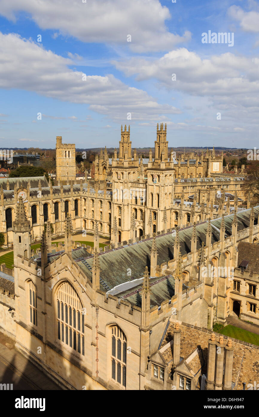 Oxford, Oxfordshire, England, UK. Vue de haut de l'All Souls College avec Hawksmoor towers donnant sur le carré Banque D'Images