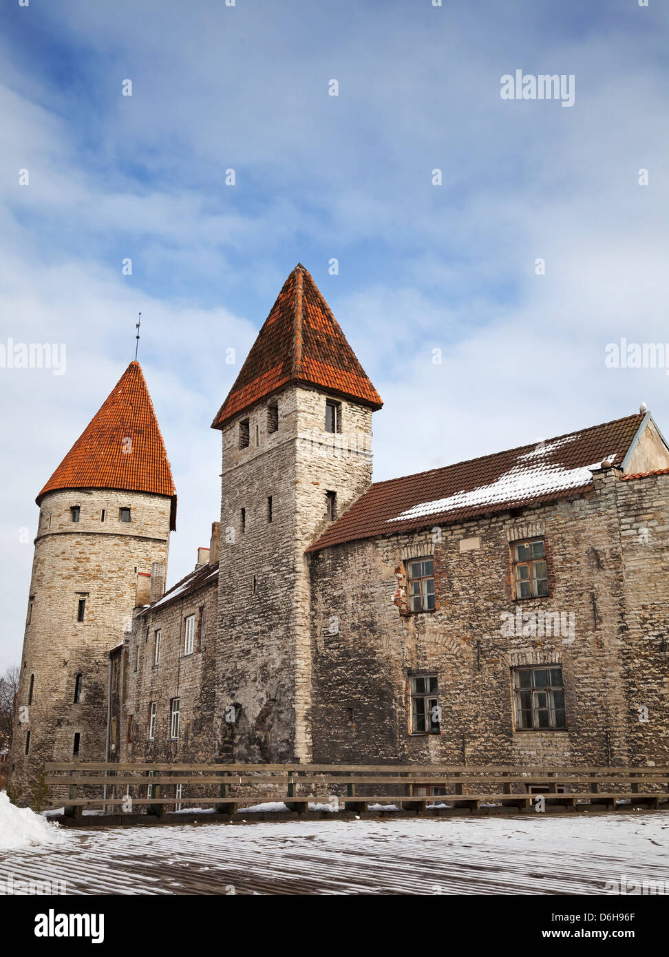 Les murs de pierre ancienne forteresse avec des tours et des fenêtres. Tallinn, Estonie Banque D'Images