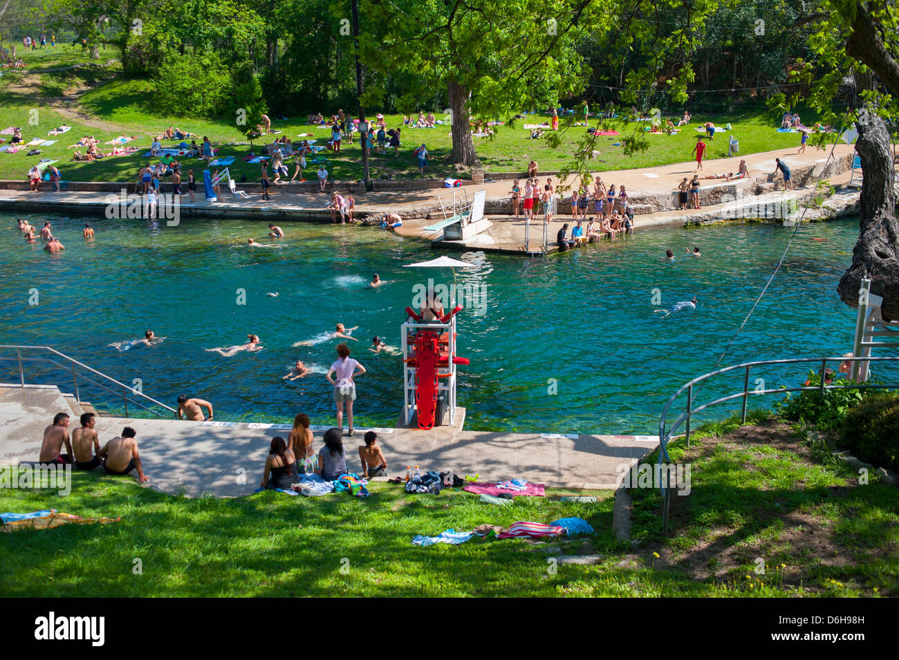 USA Texas Austin TX Barton Springs Pool dans le parc Zilker nourris de source naturelle piscine hole Banque D'Images