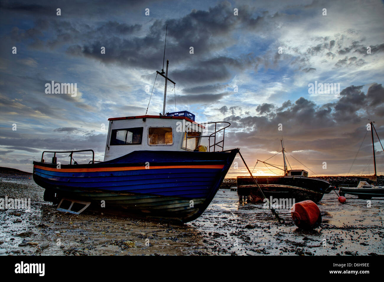 Bateaux à marée basse dans le port Banque D'Images