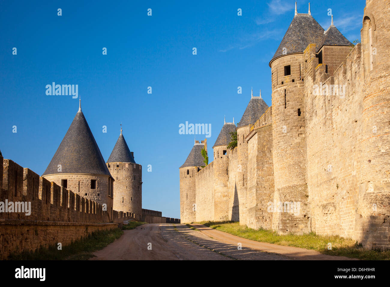Remparts fortifiés entourent le village médiéval de Carcassonne, Languedoc-Roussillon, France Banque D'Images