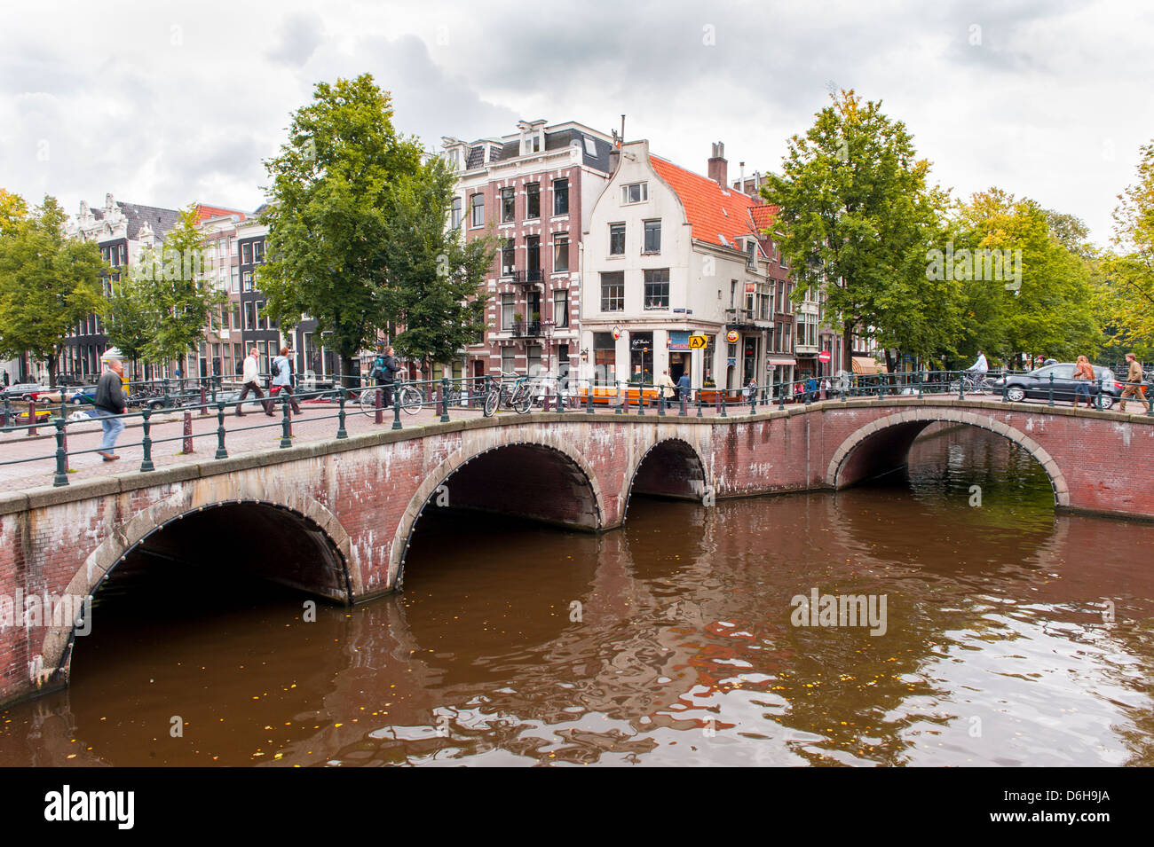 Des ponts sur le canal d'eau à Amsterdam. Banque D'Images