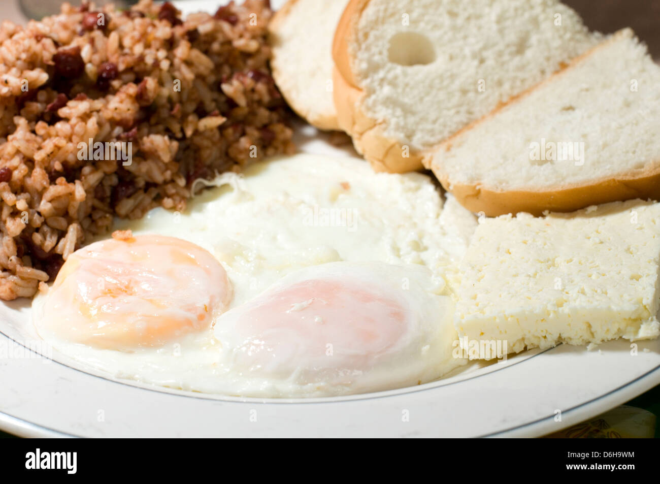 Petit-déjeuner d'œufs au plat fromage nicaraguayenne avec riz et haricots gallo pinto comme photographié à Big Corn Island Nicaragua Banque D'Images