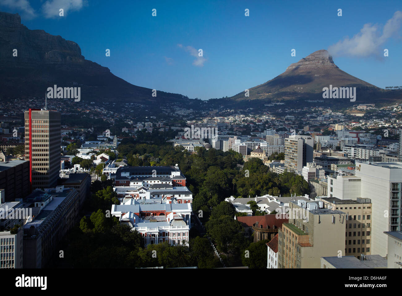 Chambres du Parlement et le jardin de la compagnie, Cape Town CBD, Table Mountain et Lion's Head, Cape Town, Afrique du Sud Banque D'Images