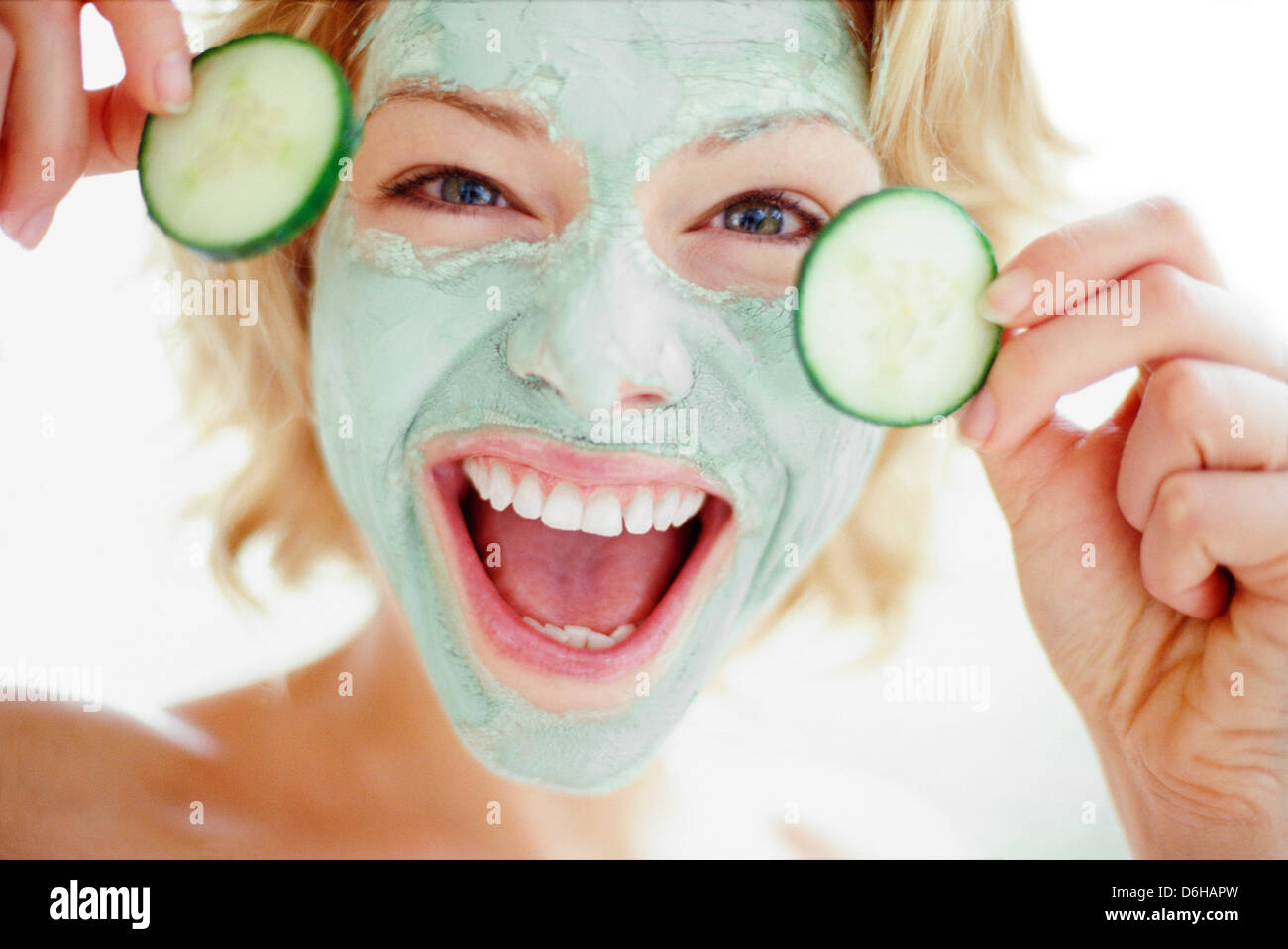Femme dans un masque de visage Banque D'Images