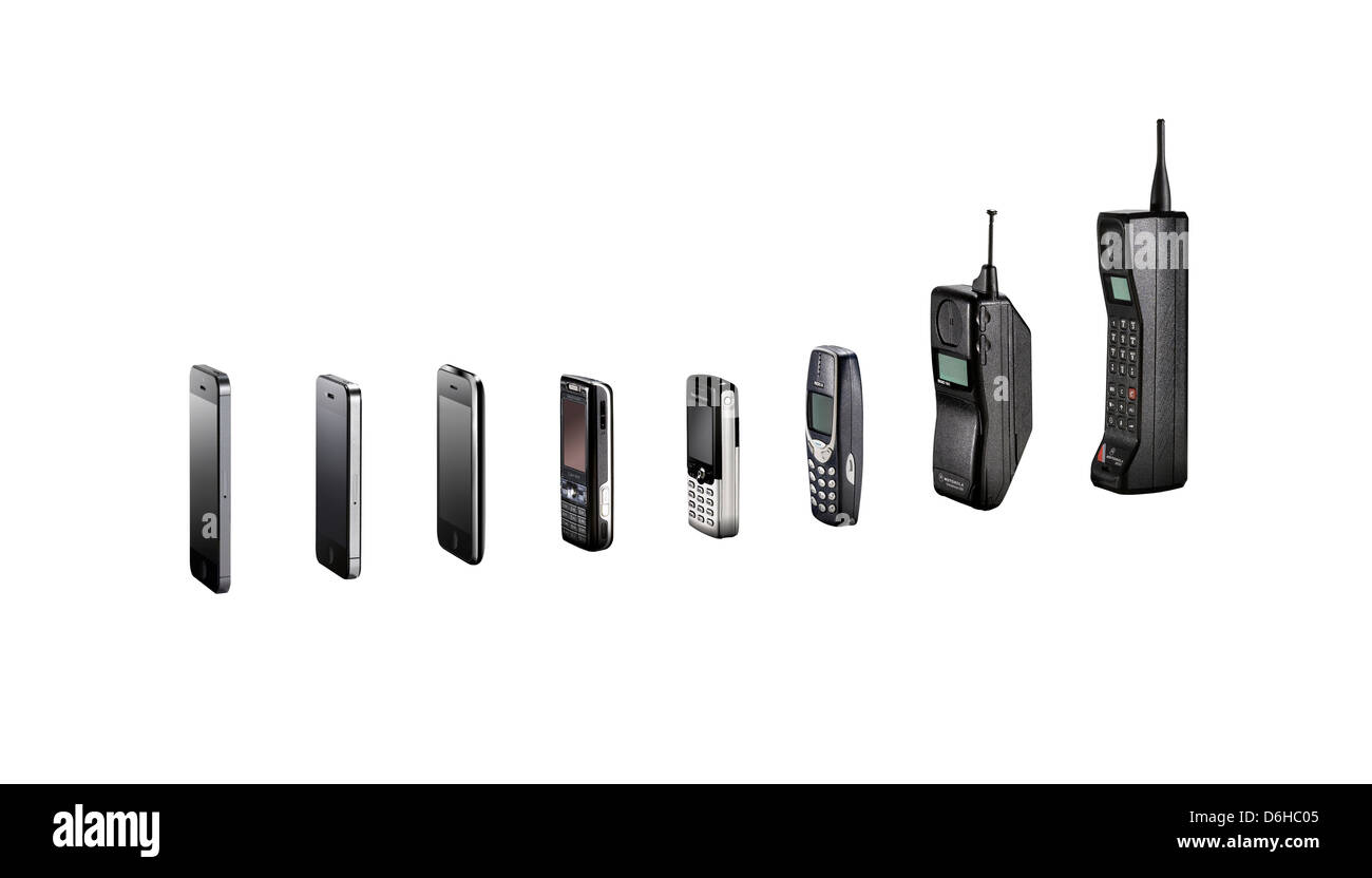 Une gamme de téléphones mobiles montrant leur évolution sans ombre, tourné en découpes. Banque D'Images