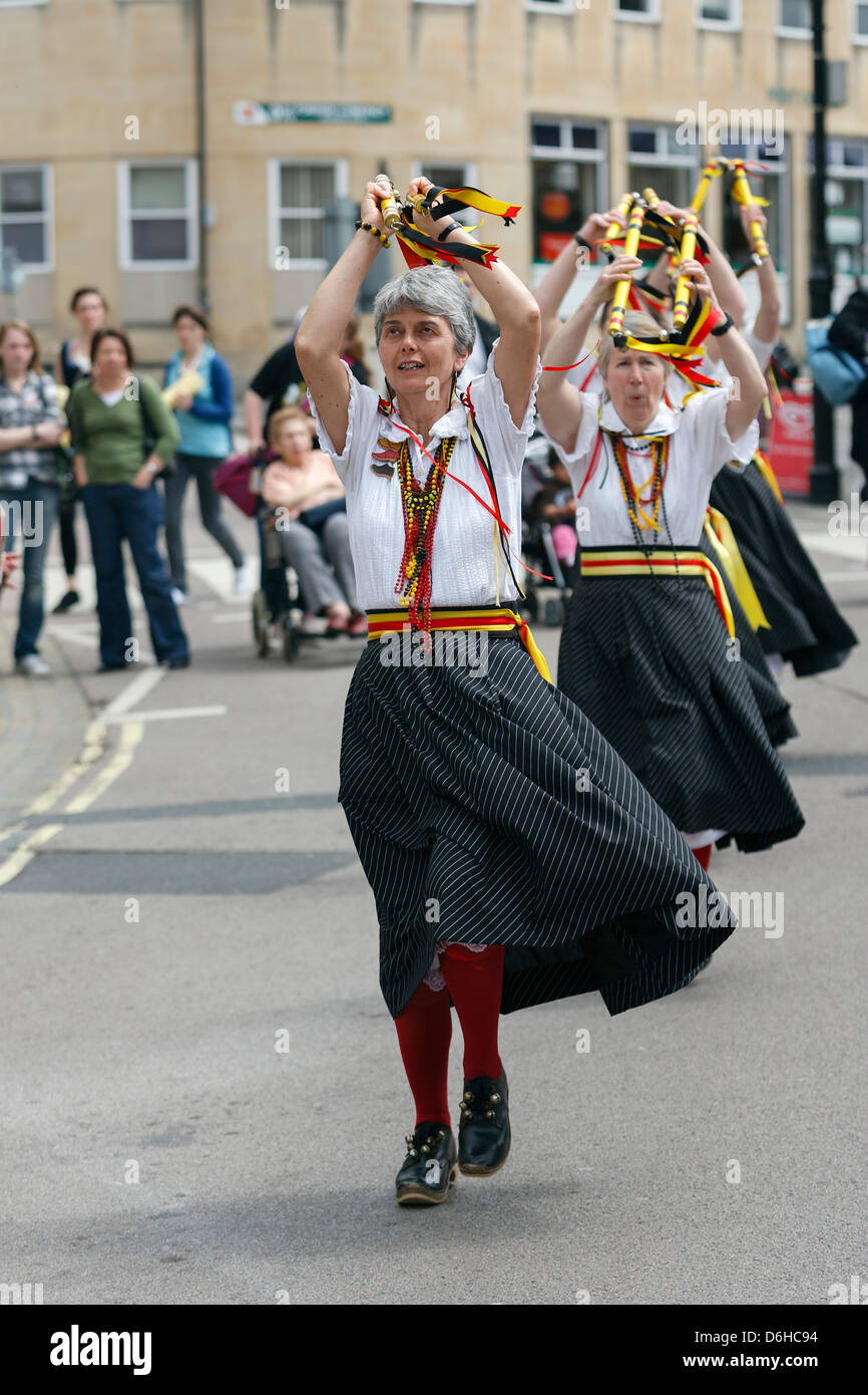 Danseurs Morris femelle prendre part à la journée d'ouverture de l'Chippenham Folk Festival. Chippenham, Wiltshire, Angleterre, Royaume-Uni. Banque D'Images