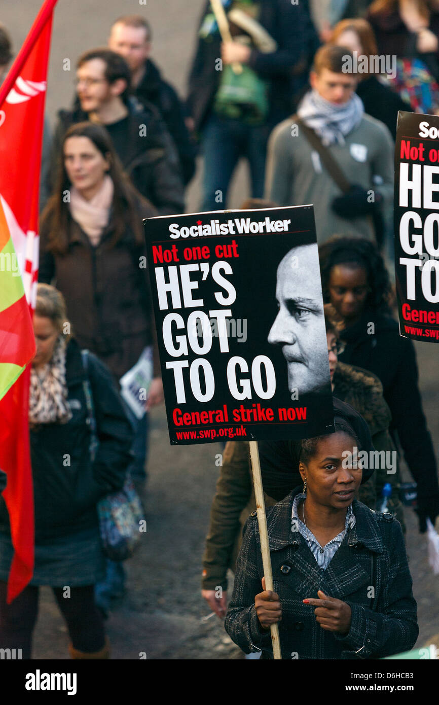 Journée d'Action N30 grève du secteur public et un rassemblement à Bristol, Angleterre, Royaume-Uni. Les manifestants portant des pancartes se rassemblent dans le centre-ville. Banque D'Images