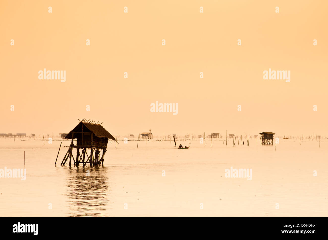 Groupe de cabanes de pêcheurs dans la mer à l'aube. Banque D'Images