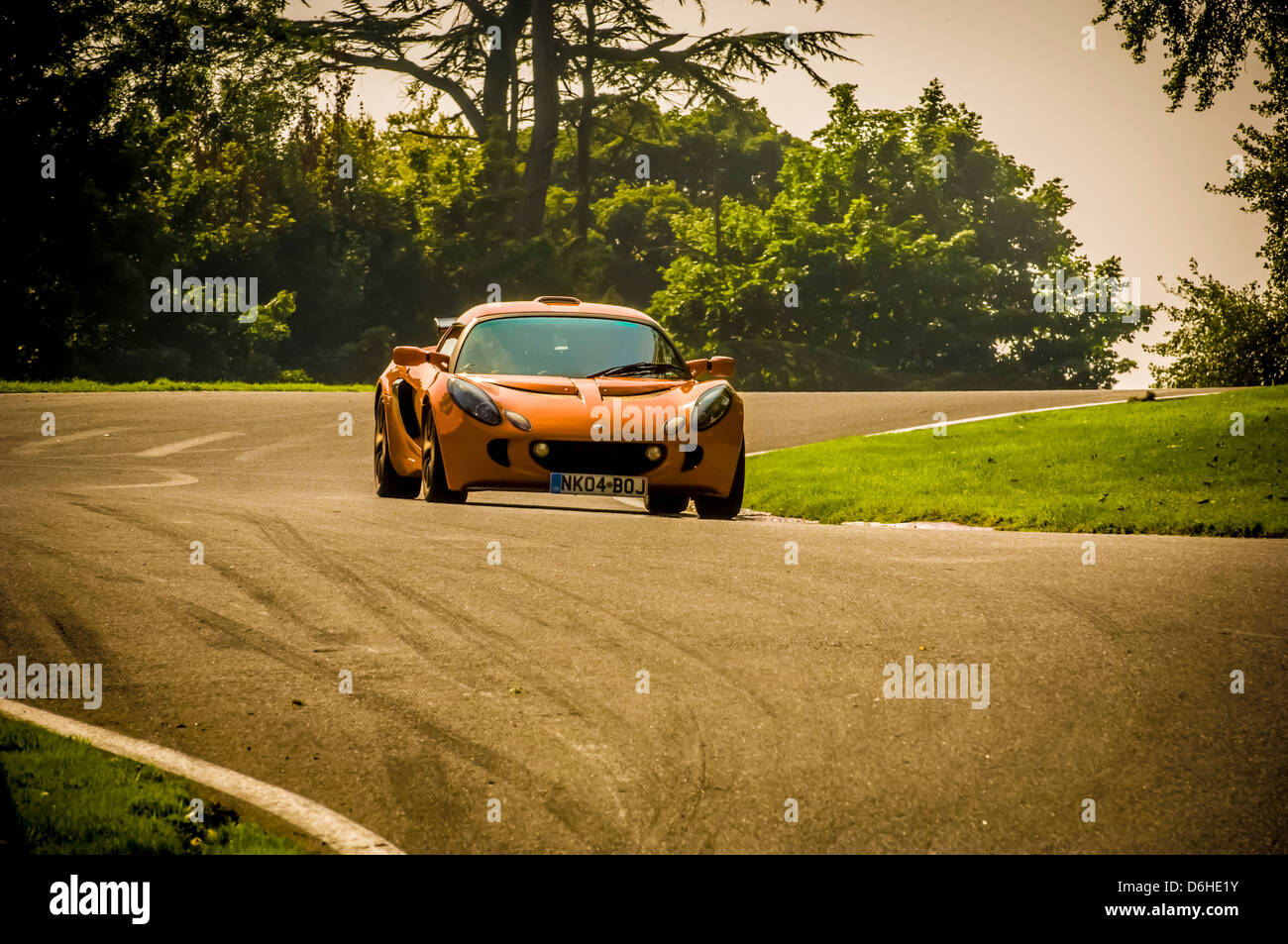 Voiture Orange Series 2 Lotus Exige sur la piste de Cadwell Park. Banque D'Images