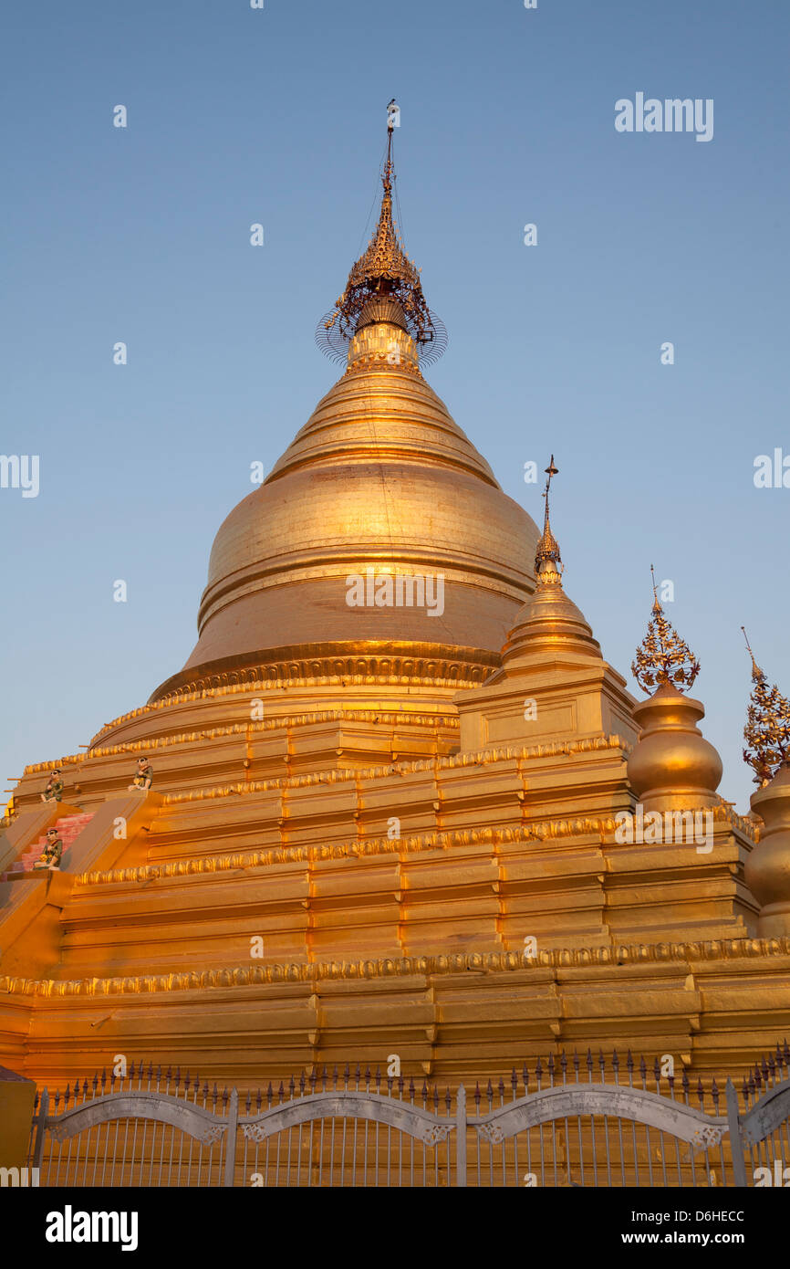 Stupa doré de la Pagode Kuthodaw, Mandalay, Myanmar (Birmanie), Banque D'Images