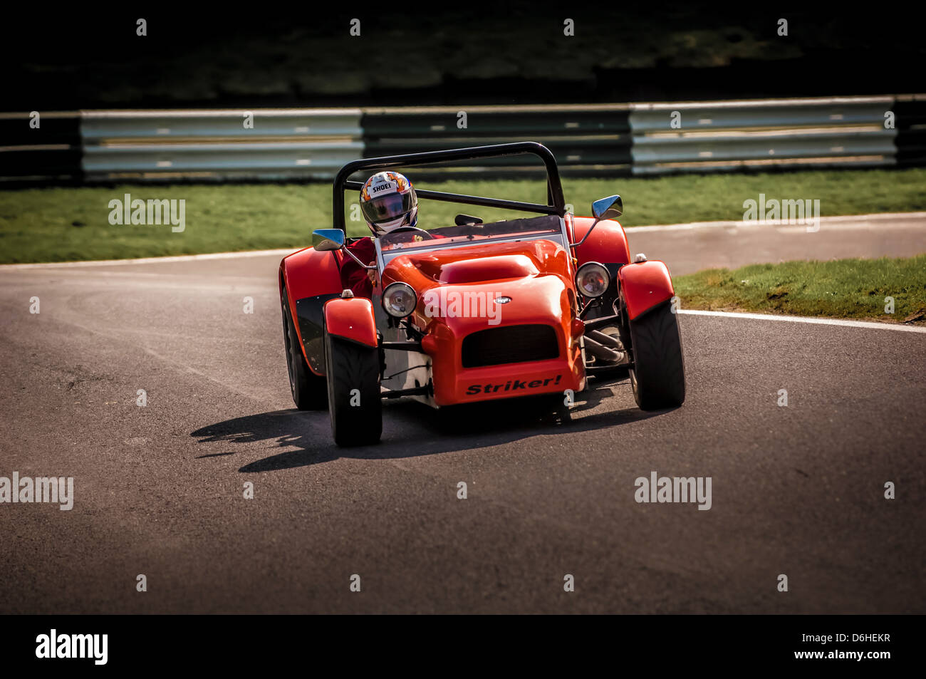 Kit de percuteur voiture en direction de la caméra sur la piste de course de Cadwell Park. Banque D'Images