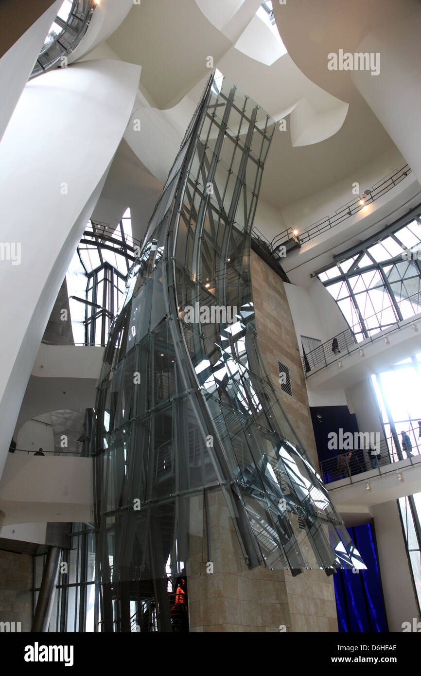 Dans l'atrium intérieur par le musée Guggenheim de Bilbao de Frank Gehry, Espagne Banque D'Images