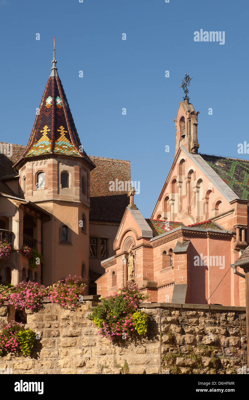 Remparts et l'église d'Eguisheim village le long de la célèbre route des vins en Alsace, France Banque D'Images
