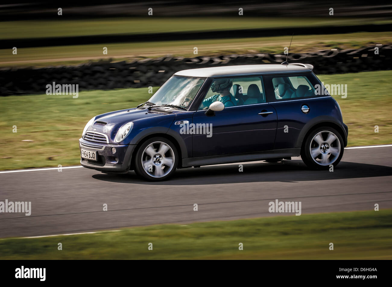 Mini Cooper bleu foncé sur le circuit de Cadwell Park Banque D'Images