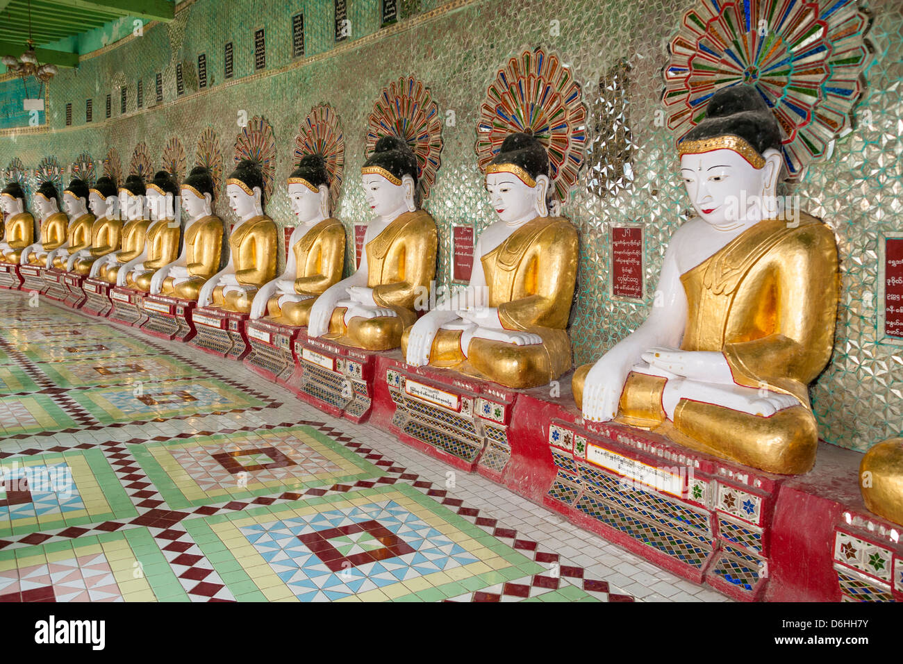 Les statues de Bouddha à l'intérieur de la Pagode U Min Thonze, Rhône-Alpes, près de Mandalay, Myanmar (Birmanie), Banque D'Images