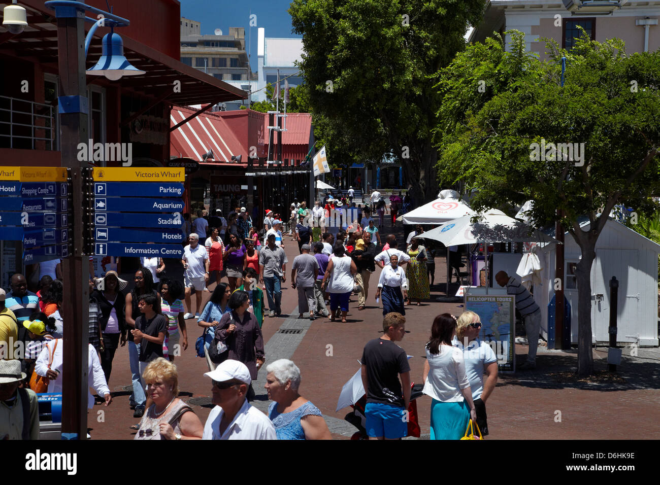 Les touristes au Victoria and Alfred Waterfront, Cape Town, Afrique du Sud Banque D'Images