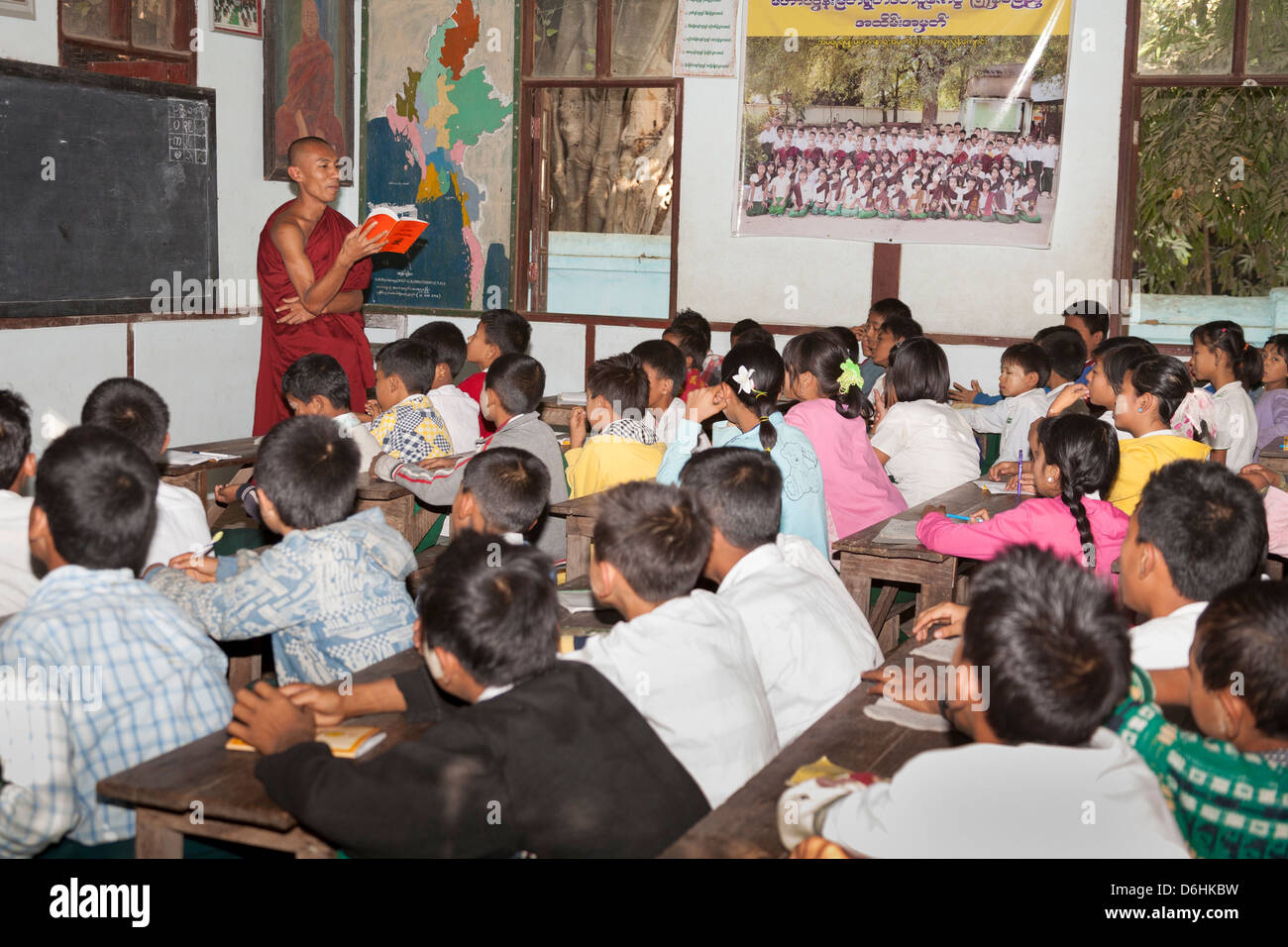 Le moine bouddhiste l'enseignement aux enfants, Mahagandhayon, institution monastique Amarapura, Mandalay, Myanmar (Birmanie), Banque D'Images