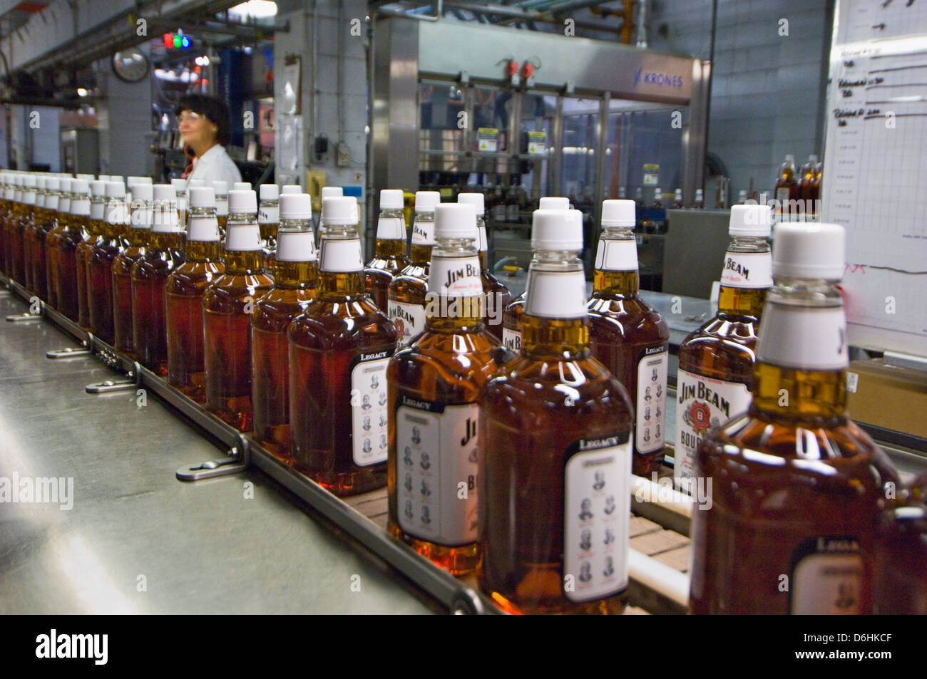 Bouteilles de Bourbon Jim Beam sur la bouteille direct dans la distillerie Jim Beam à Clermont, New York Banque D'Images