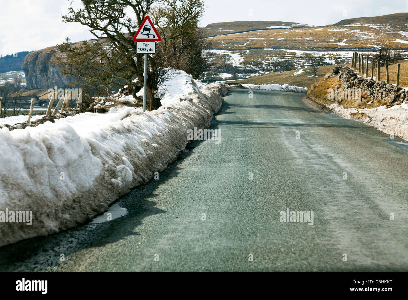 A684 route principale du Yorkshire, Royaume-Uni, Angleterre la neige sur le côté Banque D'Images