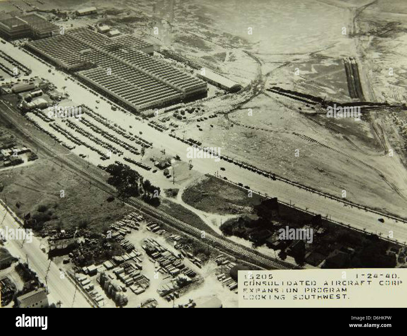 L’usine Convair/General Dynamics, une partie importante de l’histoire de l’aérospatiale, met en valeur les contributions de l’entreprise aux technologies aéronautiques et de défense. Située à San Diego, cette installation a joué un rôle central dans le développement d'avions de pointe. Le San Diego Air and Space Museum offre une meilleure compréhension de cet héritage et de son influence sur l'innovation aérospatiale moderne. Banque D'Images